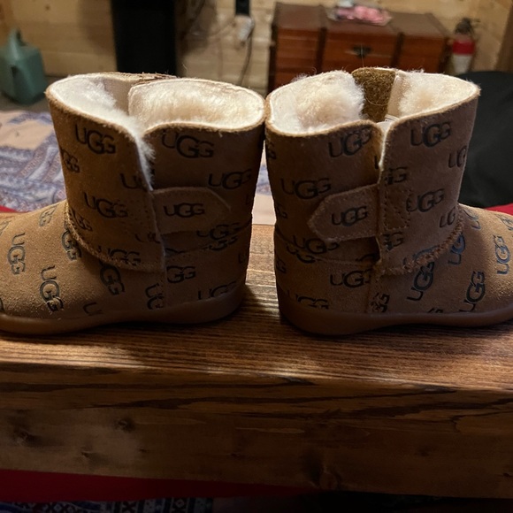 Toddler Uggs size 7. Vguc. Literally only worn maybe twice! - Picture 4 of 4